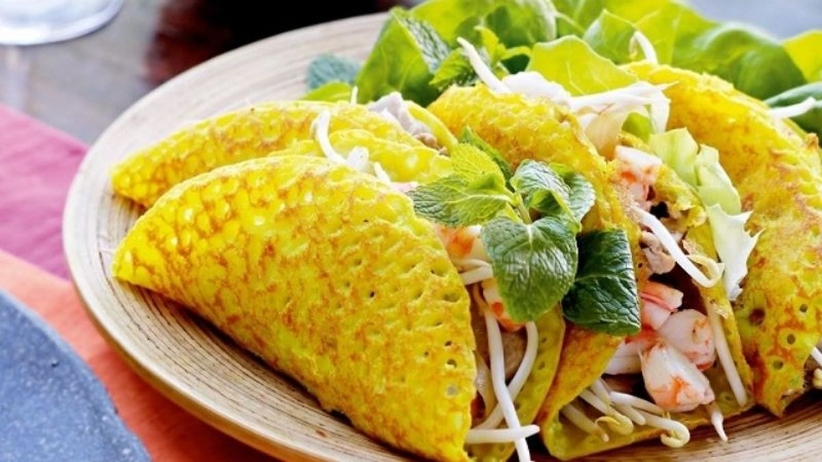 Bánh khoái gần giống với bánh xèo nhưng có kích thước nhỏ hơn