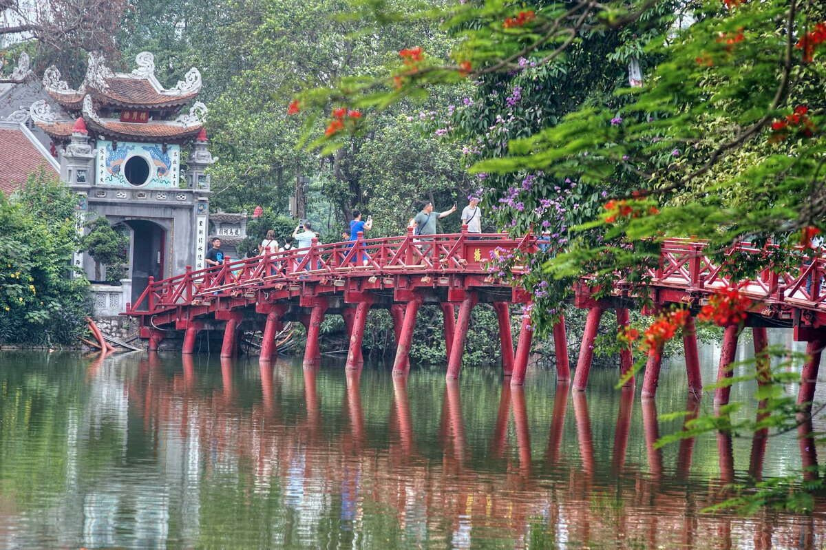 Cầu Thê Húc được xem là điểm nhấn vô cùng nổi bật nối liền bờ Hoàn Kiếm đến đền Ngọc Sơn