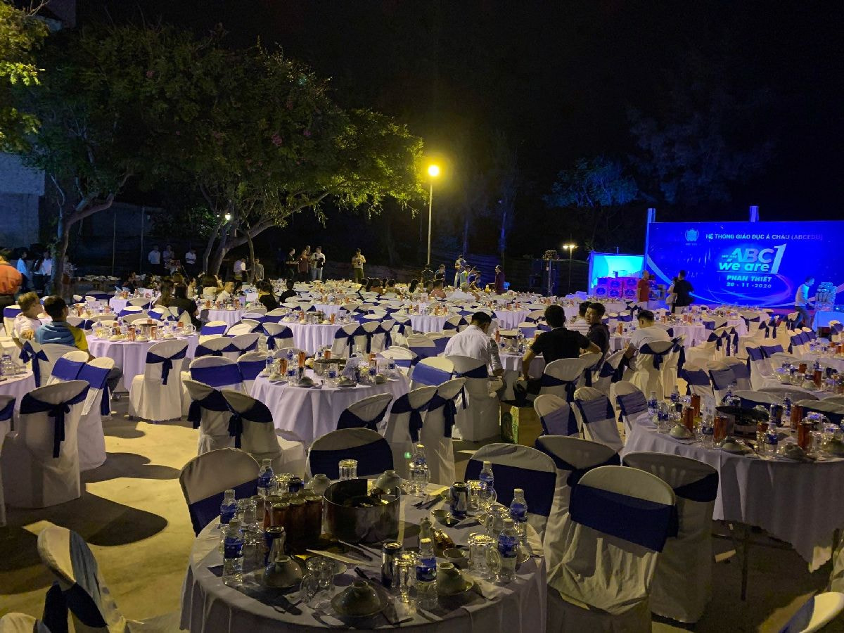 Gala Dinner cho hoạt động du lịch thường được tổ chức ngoài trời