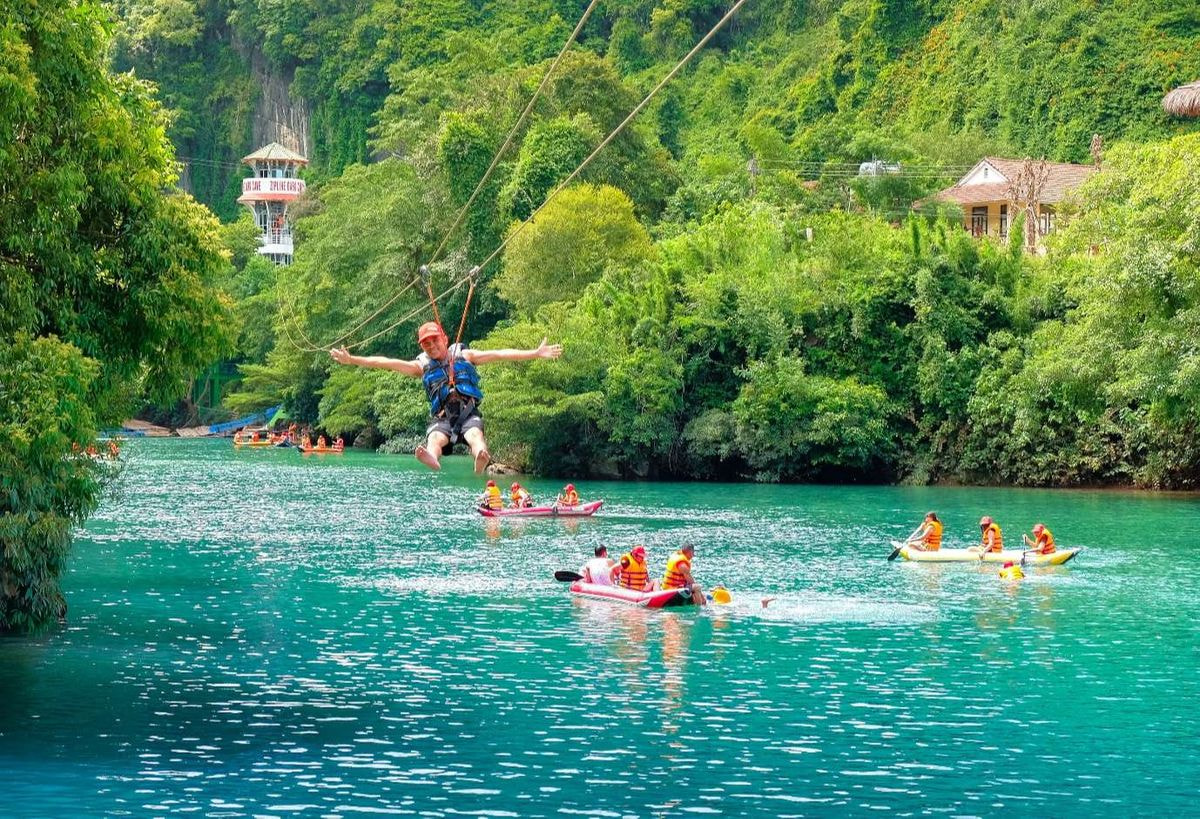  Chèo thuyền trên dòng sông Chày sẽ là cơ hội tuyệt vời để bạn thư giãn và chụp những bức ảnh "sống ảo" đẹp nhất